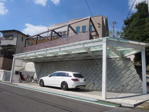 最大間口12mのロングスパンが可能。重量鉄骨構造のフルオーダーガレージデッキ