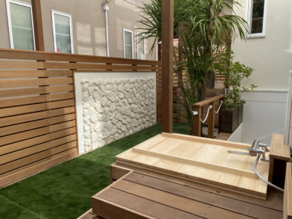 自宅に露天風呂、この極上の癒し空間を実現したリゾートウッドデッキ