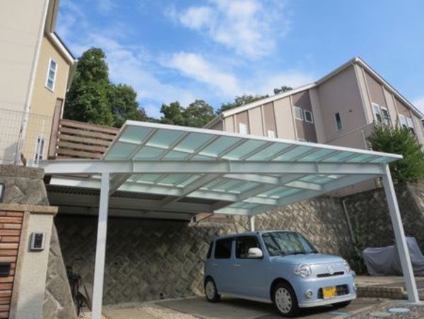 シャープな印象の外観。駐車場の形とそろえた台形デザインスカイデッキ