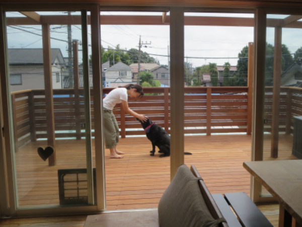 2階リビングからつながる憩いの場所、ファミリーバルコニーウッドデッキ