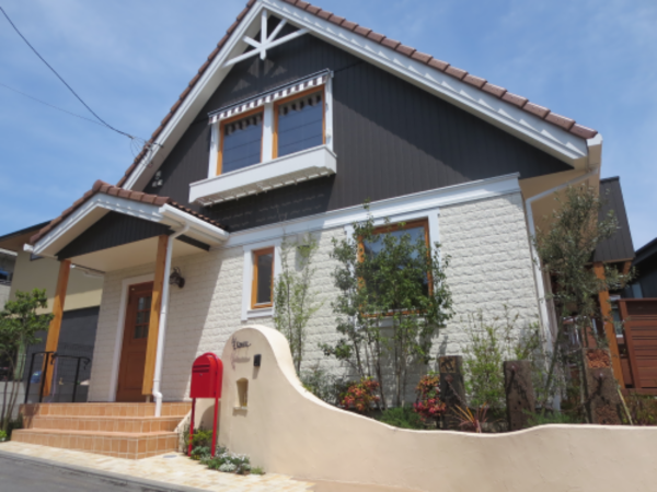 スエーデンハウスに似合う北欧の小山、そんなエントランスとナチュラルガーデン