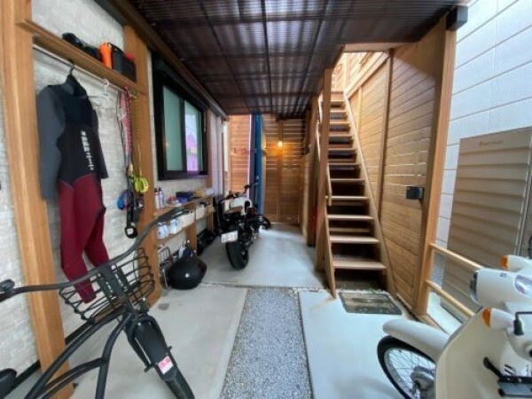 サーフィン、自転車、バイク、海で遊び風と太陽を感じるのが大好きな家族。カッコ良く収納できるクールな空間