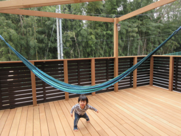 遊び場パラダイス、緑と木に囲まれたそこはプライベートガーデンデッキ