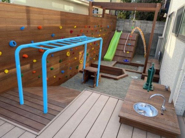 ボルタリング壁が色鮮やか、遊びいっぱいアスレティック遊具ガーデンです