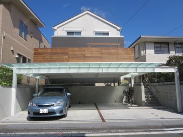 木と鉄骨とポリカと空の色が似合うクールな形、エメラルドスタイルスカイデッキ